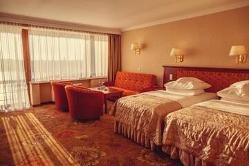 Фото номера Двухместный номер с 2 отдельными кроватями Отель Hotel Gołębiewski Mikołajki г. Миколайки 6