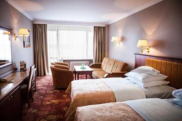 Фото номера Двухместный номер с 2 отдельными кроватями Отель Hotel Gołębiewski Mikołajki г. Миколайки 7