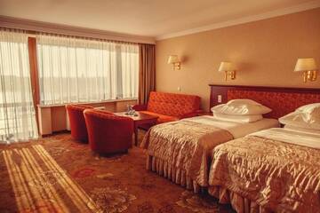 Фото номера Двухместный номер с 2 отдельными кроватями Отель Hotel Gołębiewski Mikołajki г. Миколайки 12